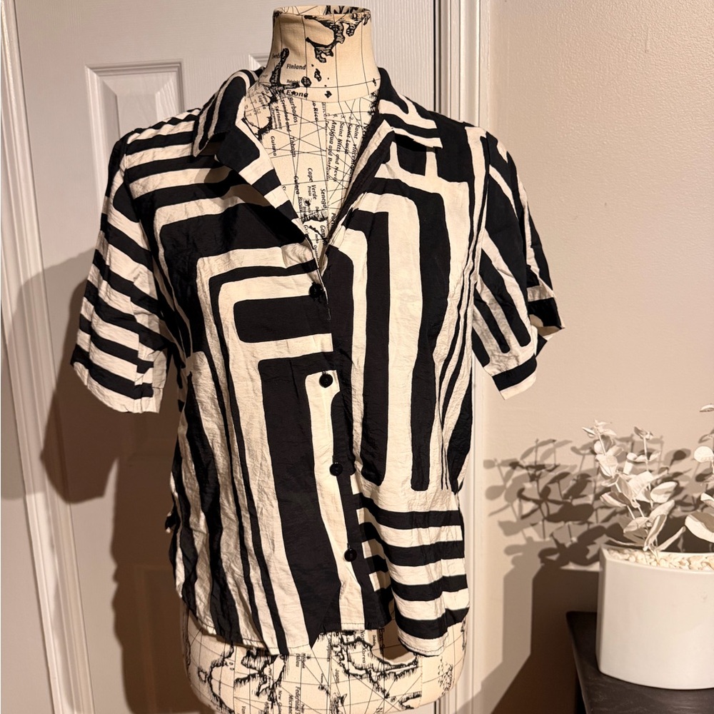 H&M resort shirt geometric pattern short sleeve Black/White Striped Shirt crop S